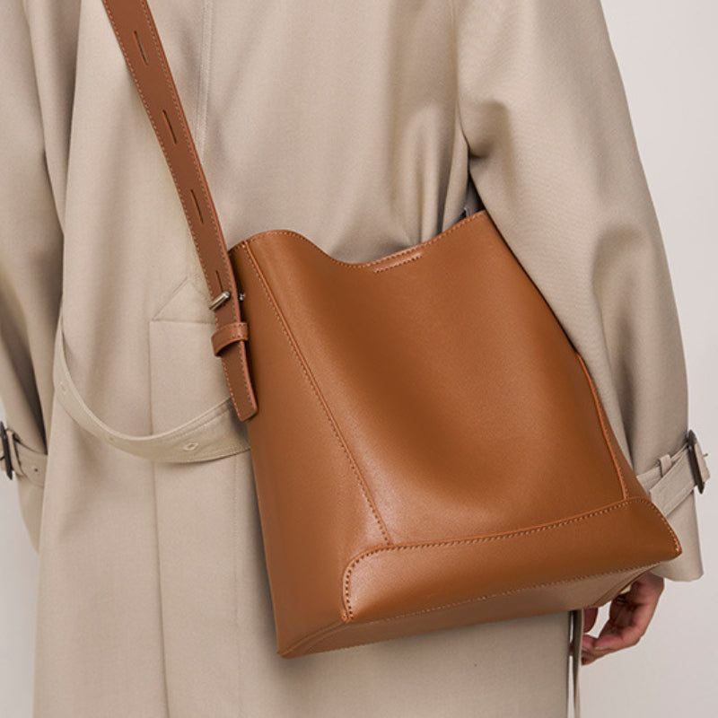 Medium Shoulder Bag for Women – Elegant Timeless & Casual