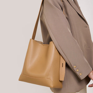 Medium Shoulder Bag for Women – Elegant Timeless & Casual