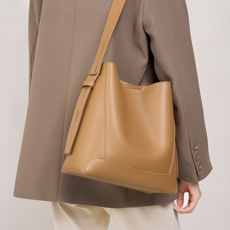 Medium Shoulder Bag for Women – Elegant Timeless & Casual